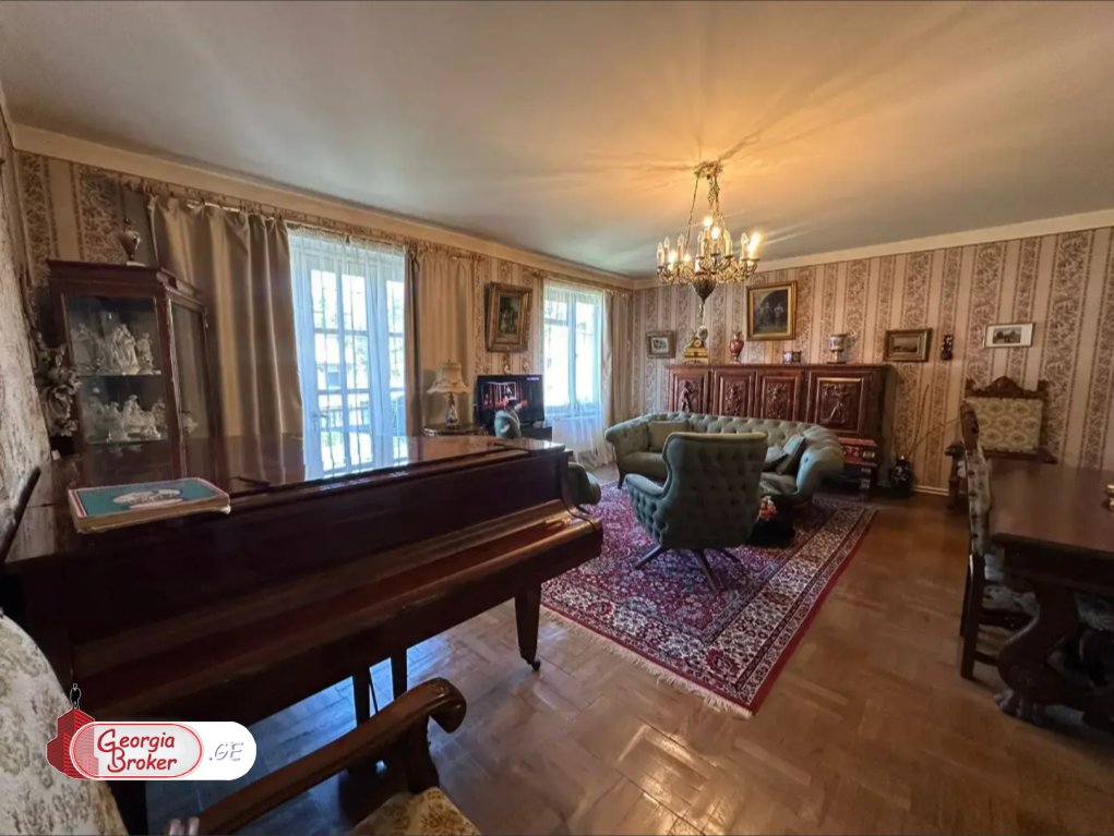 იყიდება ძველი გარემონტებული 4 ოთახიანი ბინა